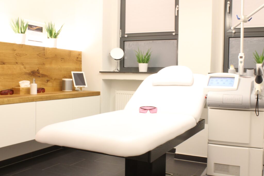 Behandlungsraum mit dem Vectus-Diodenlaser im glattt Institut Bielefeld